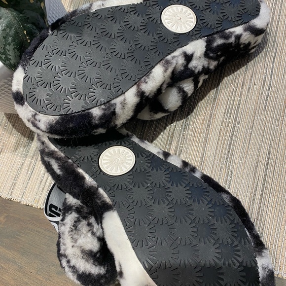Ugg slides - Picture 3 of 4